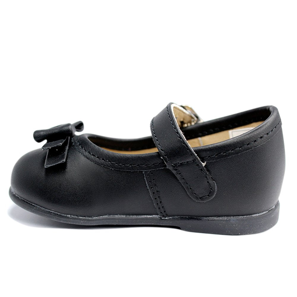 zapato de piel negro. con moño y hebilla