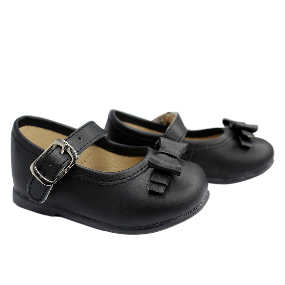 zapato de piel negro. con moño y hebilla