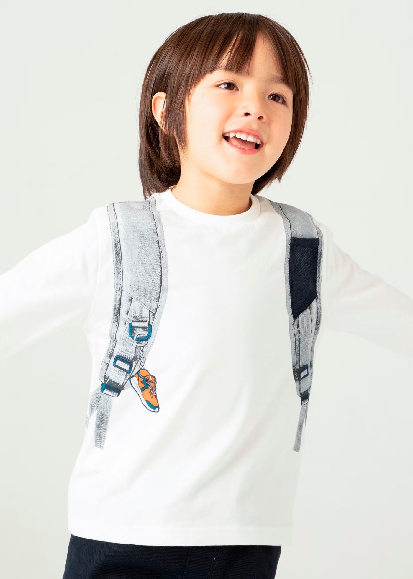 camiseta manga larga color crudo con mochila simulada