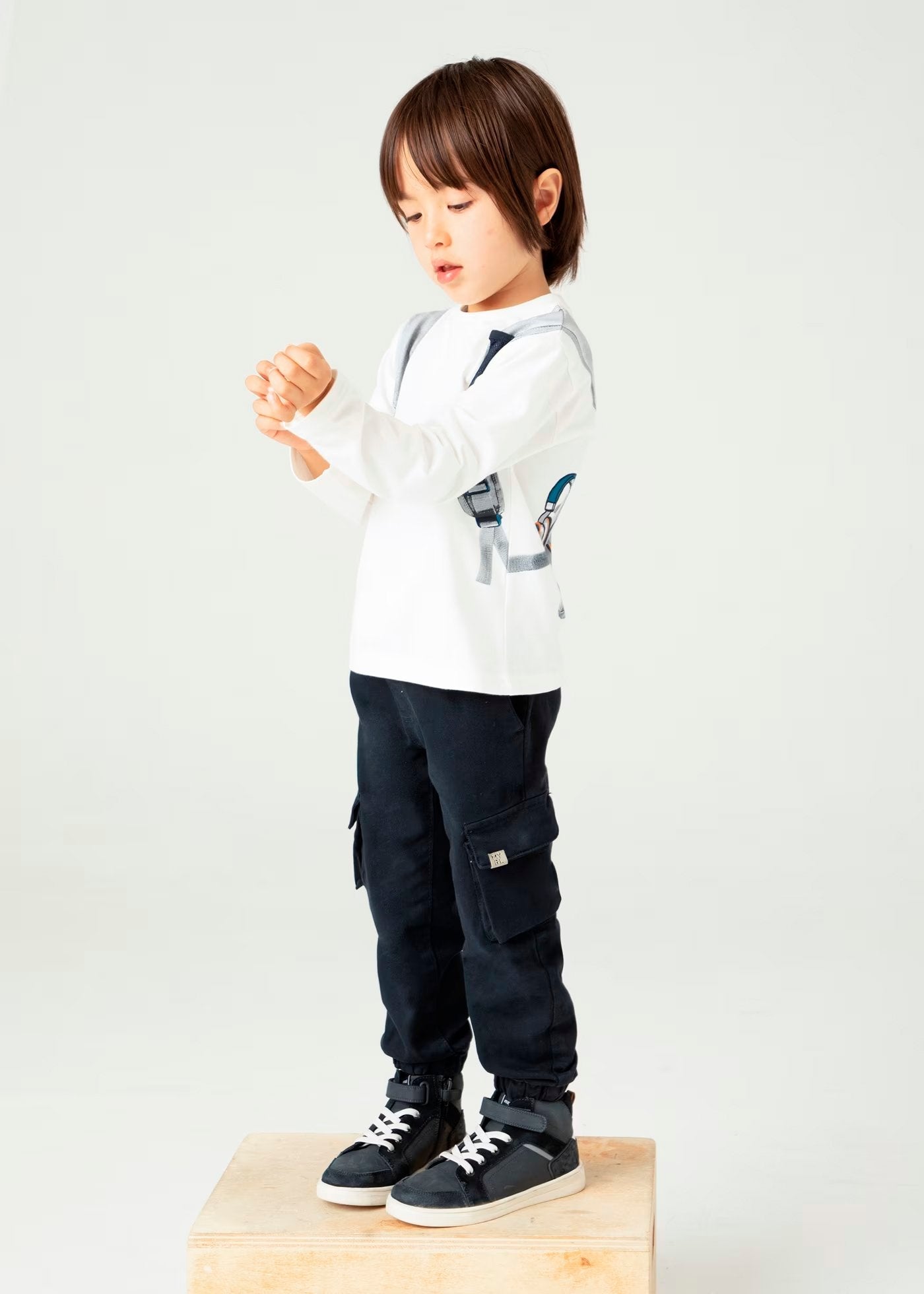 camiseta manga larga color crudo con mochila simulada