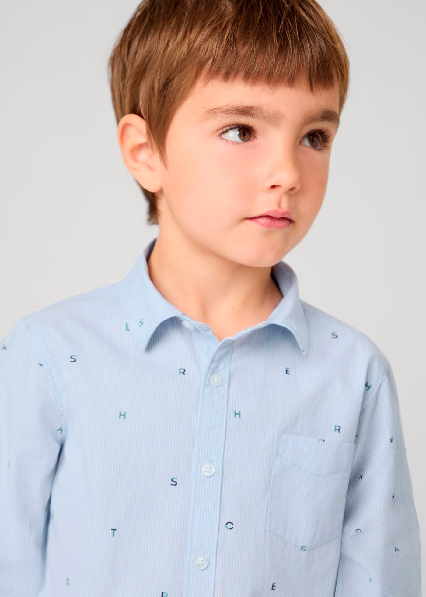 camisa manga larga, color azul celeste con prints