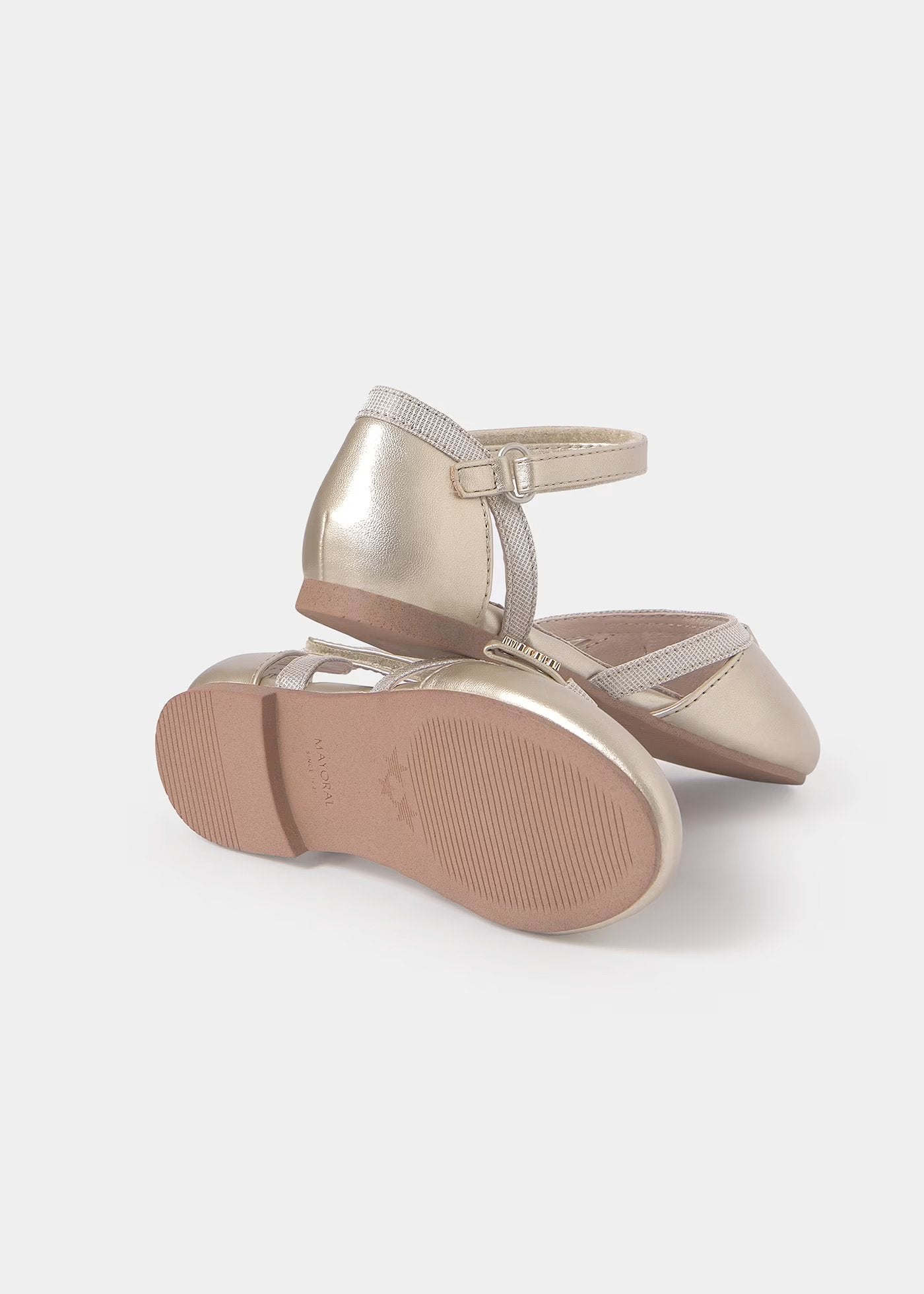 zapato color oro, empeine descubierto y cierre de velcro