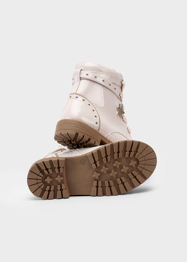 Botín biker charol crudo con detalles de estrellas