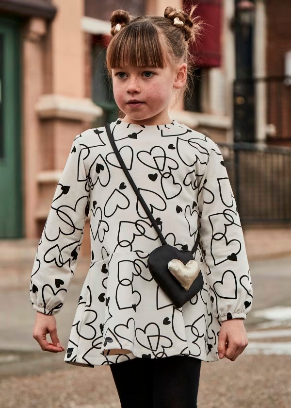 vestido color garbanzo con corazones y bolsa