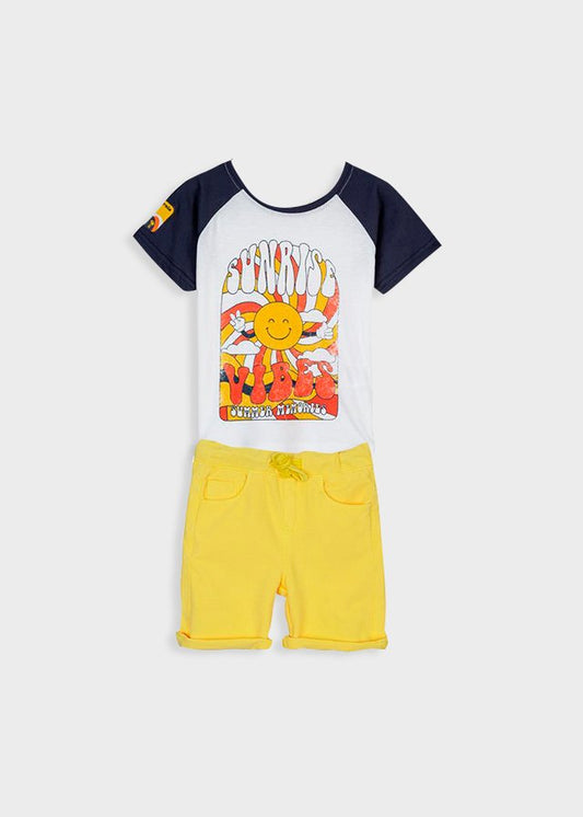 set camiseta con estampado sunrise vibes y short amarillo