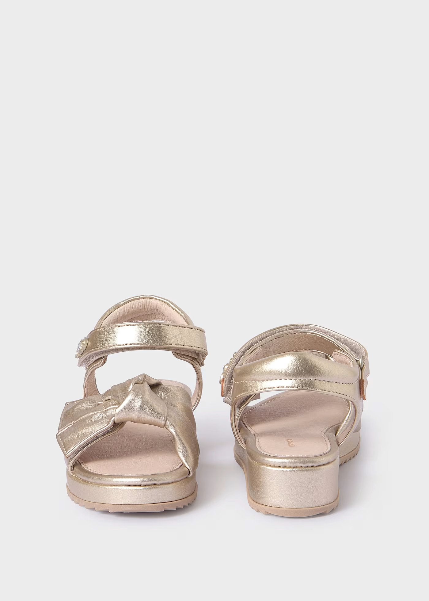 Huarache color oro, con lazada al frente, plantilla de piel
