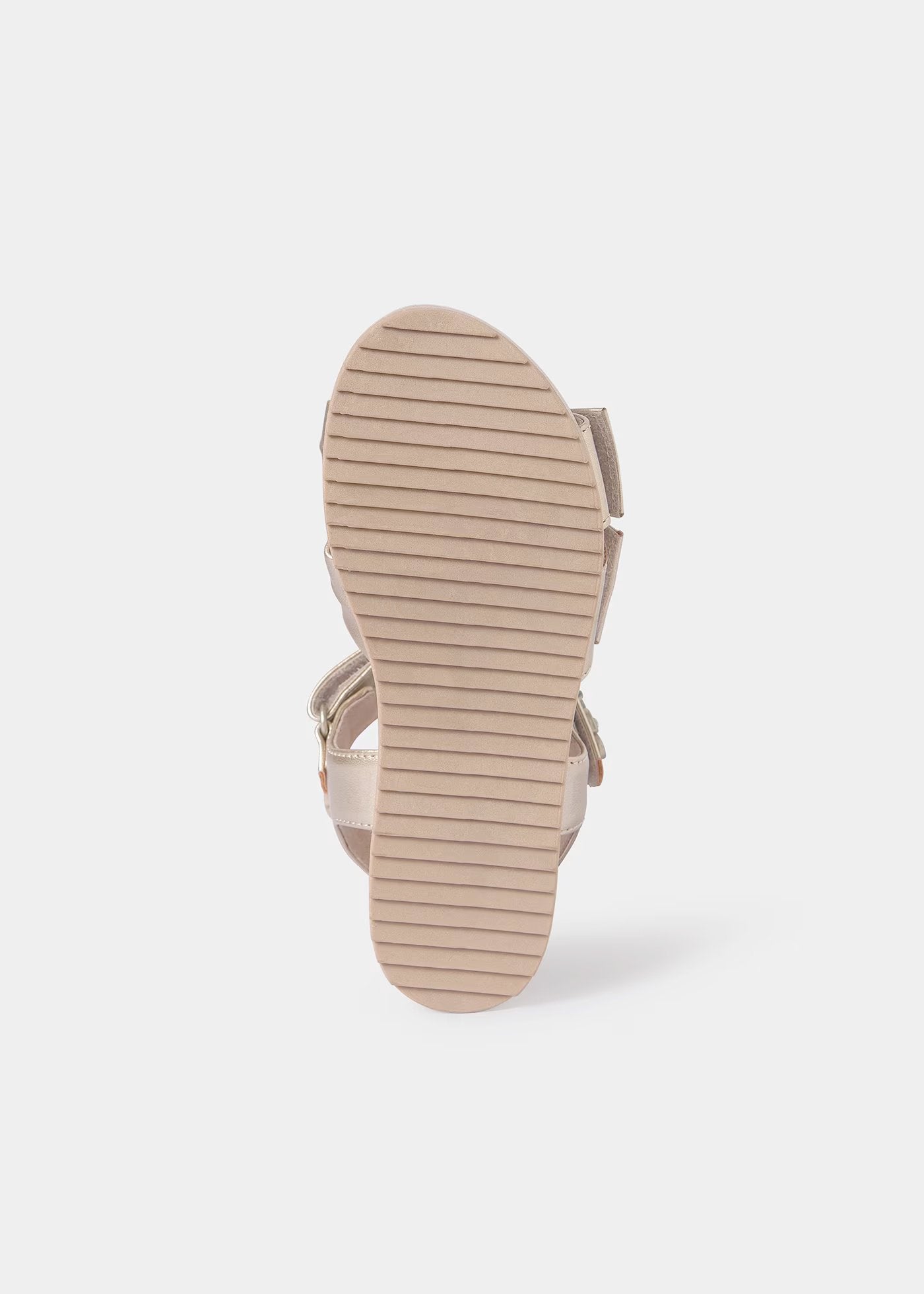 Huarache color oro, con lazada al frente, plantilla de piel