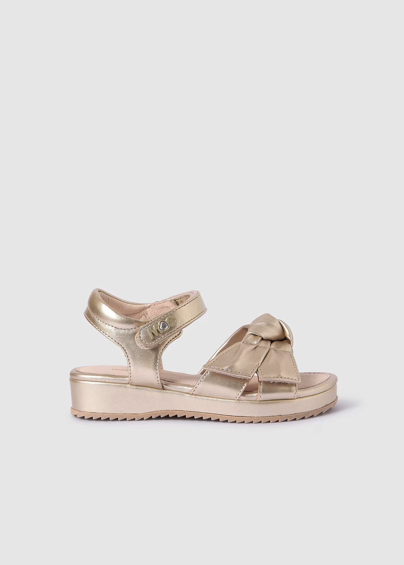 Huarache color oro, con lazada al frente, plantilla de piel
