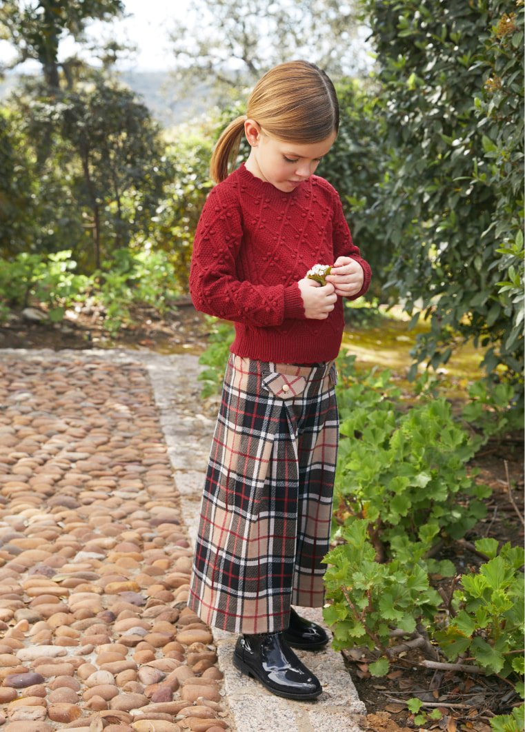 conjunto jersey rojo y pantalón a cuadros