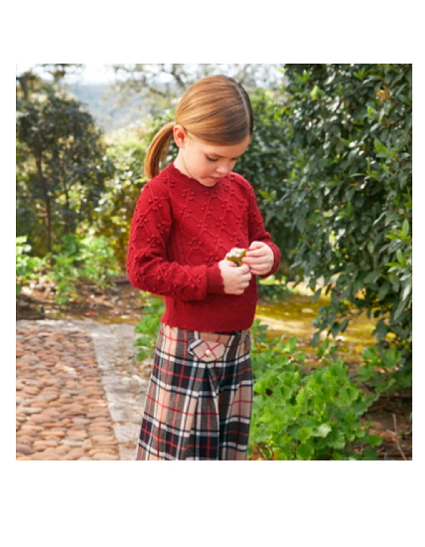 conjunto jersey rojo y pantalón a cuadros