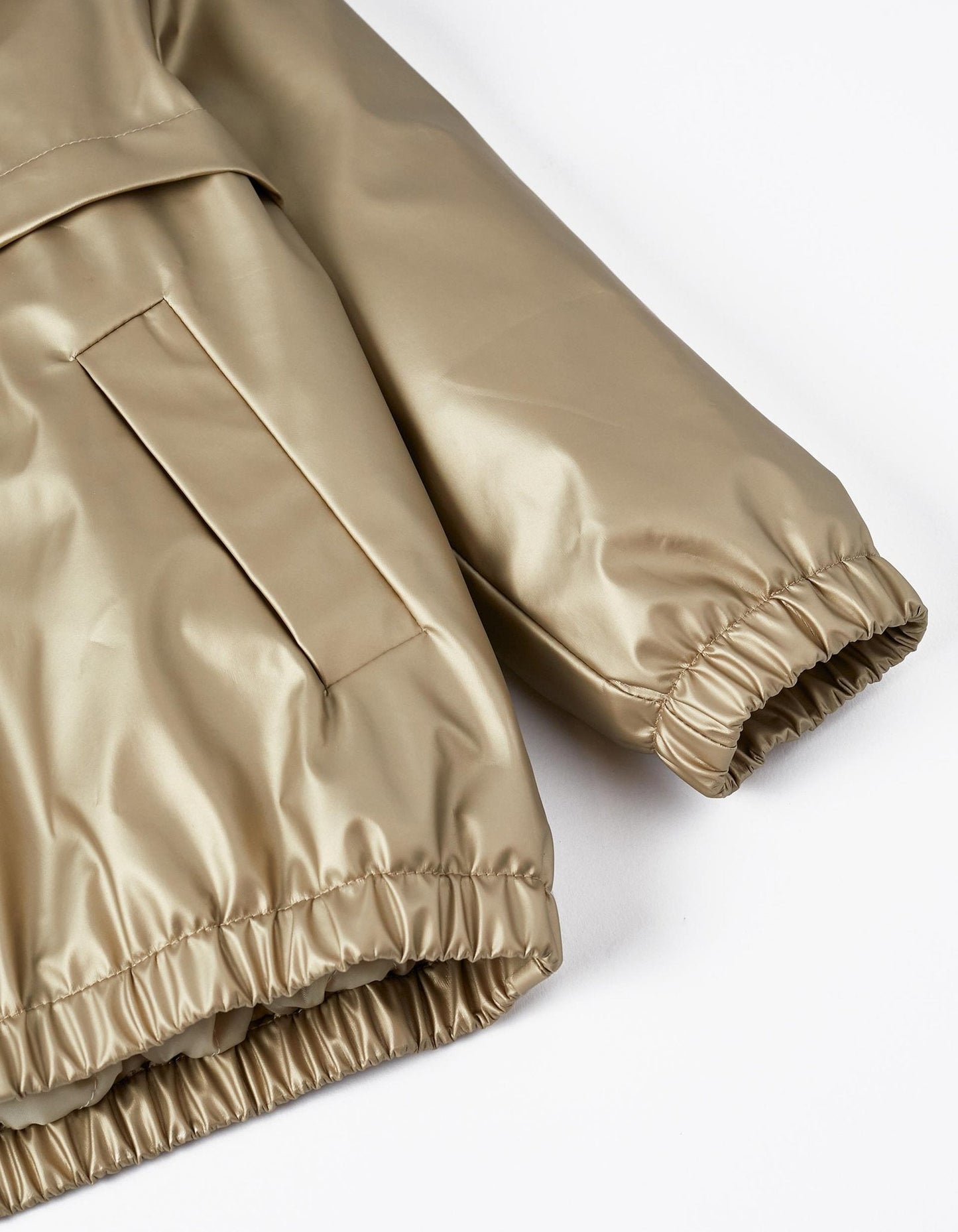 parka dorada con capucha