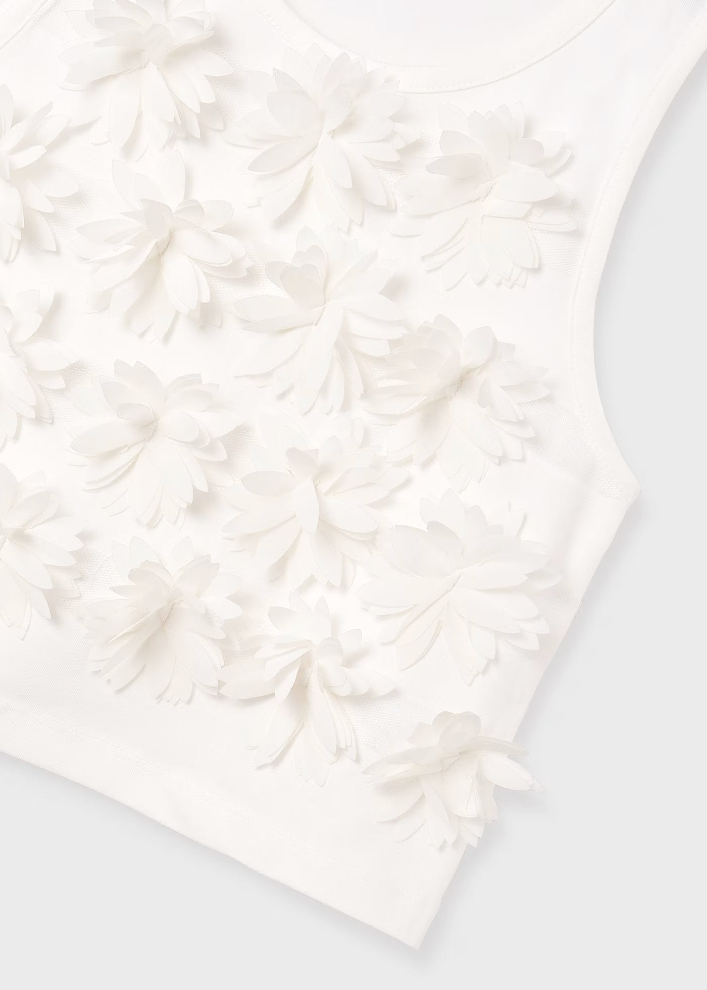 set de short flamingo y blusa con flores en pecho.