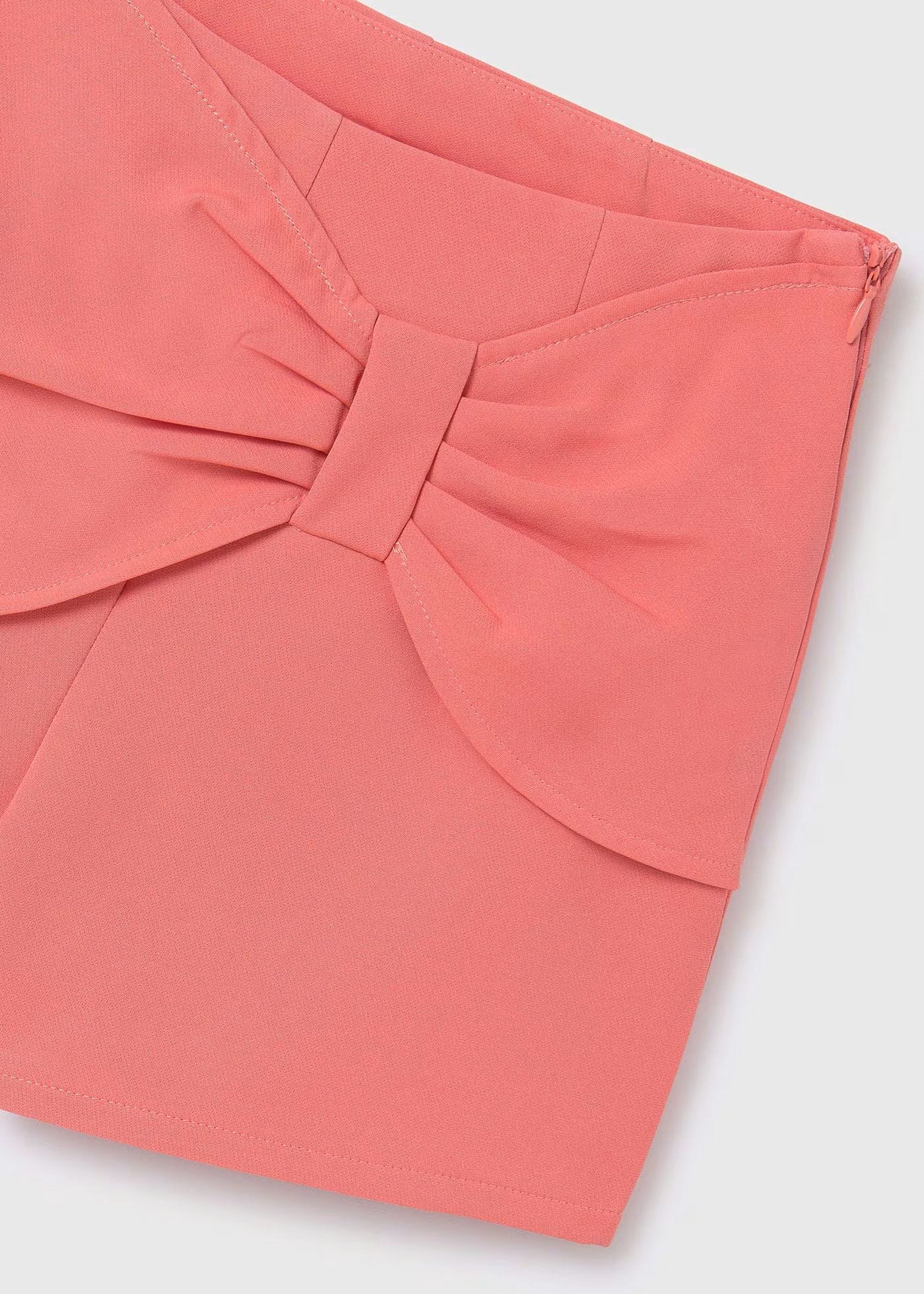 set de short flamingo y blusa con flores en pecho.