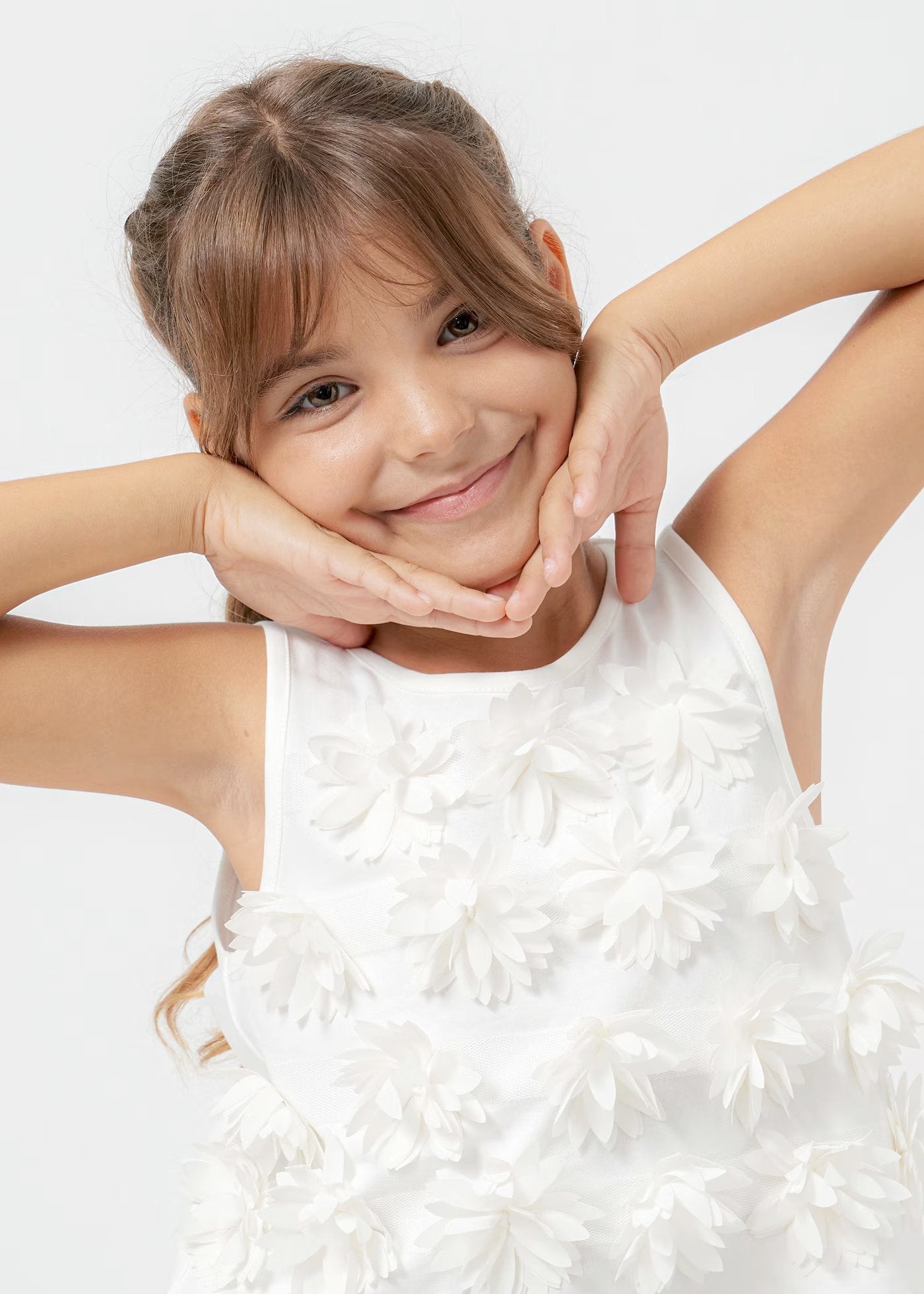 set de short flamingo y blusa con flores en pecho.
