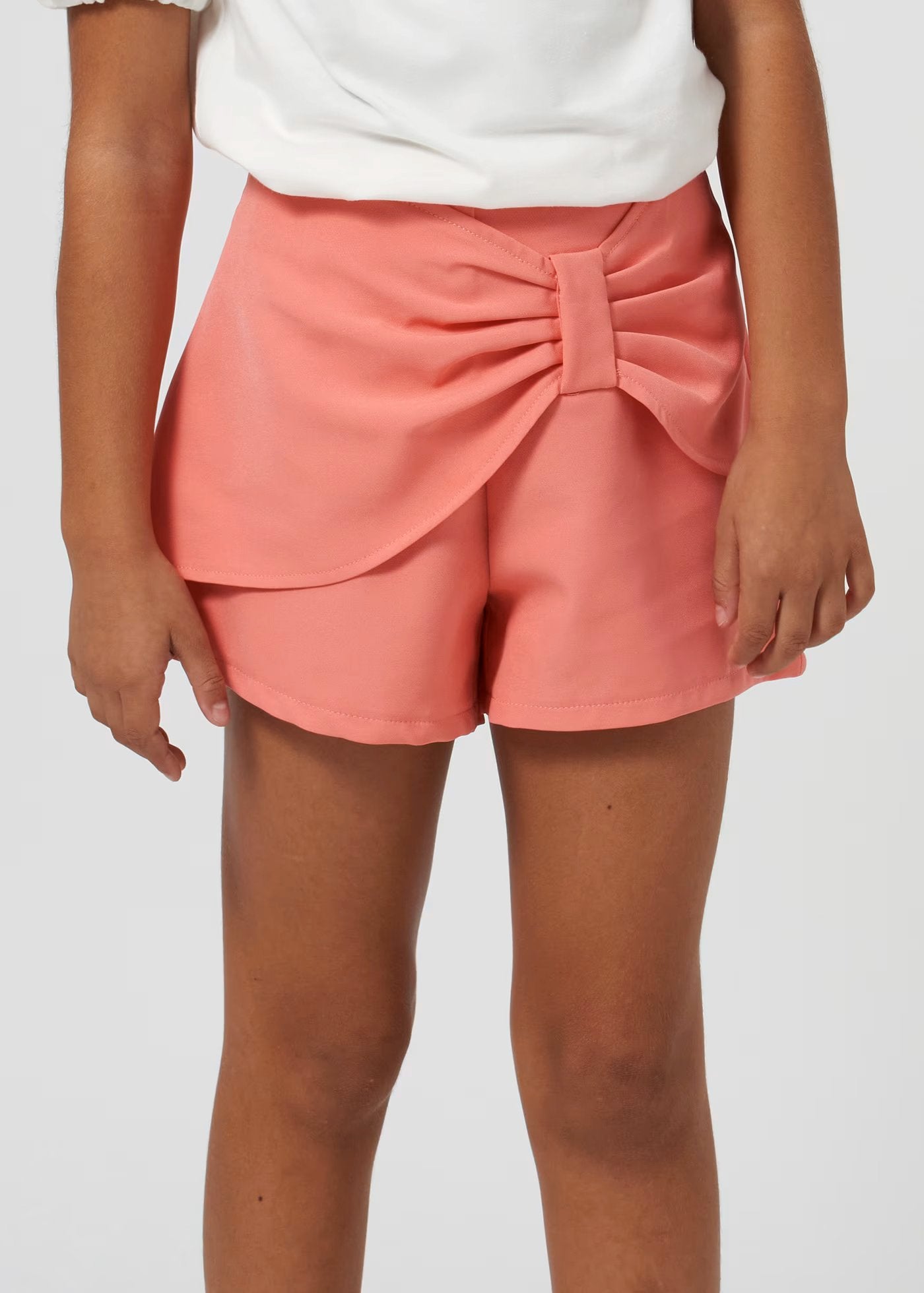 set de short flamingo y blusa con flores en pecho.