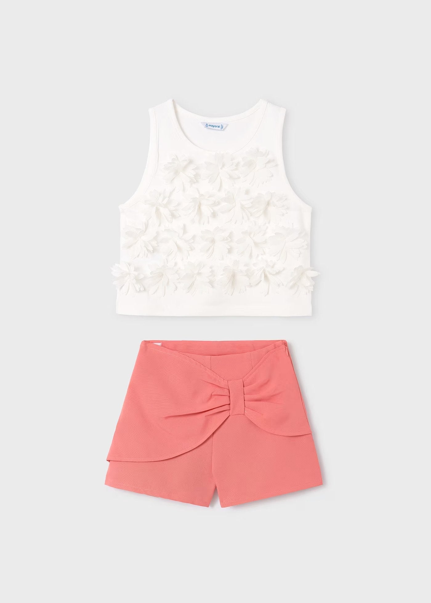 set de short flamingo y blusa con flores en pecho.