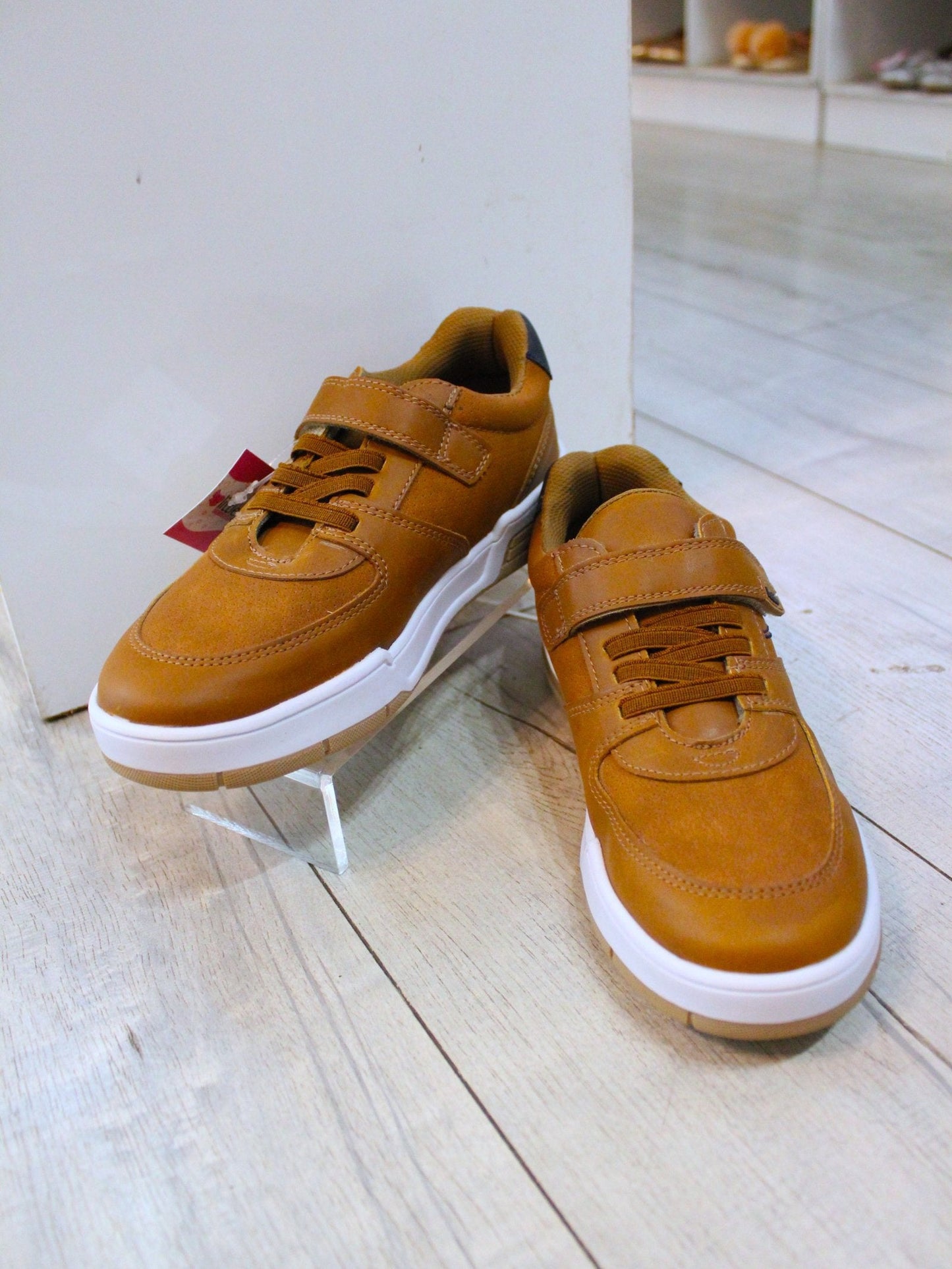 tenis color café con cierre velcro, para niño