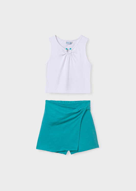 Conjunto falda pantalón y blusa blanca con argolla