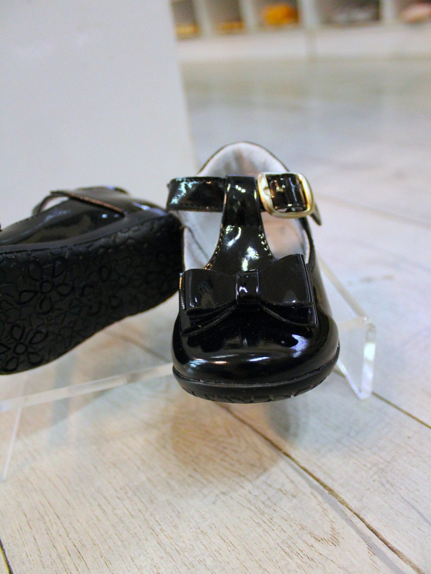 zapato charol con hebilla oro y moño