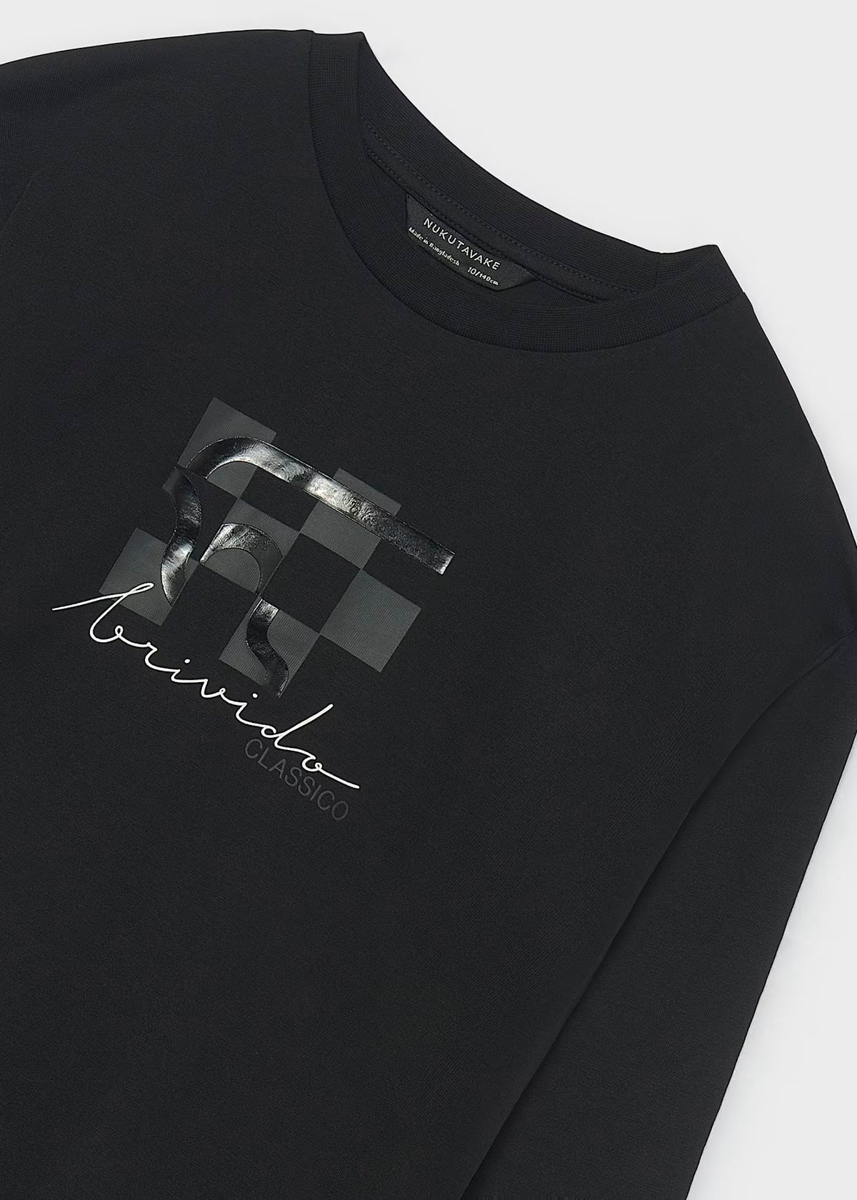camiseta manga larga negra estampado en el pecho