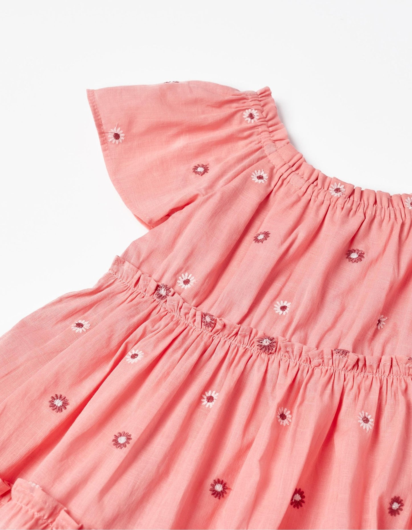 vestido rosa carmín, dos olanes y flores bordadas