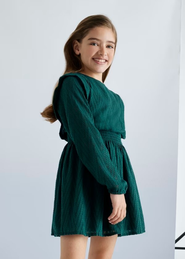vestido manga larga, olanes laterales, color verde pino