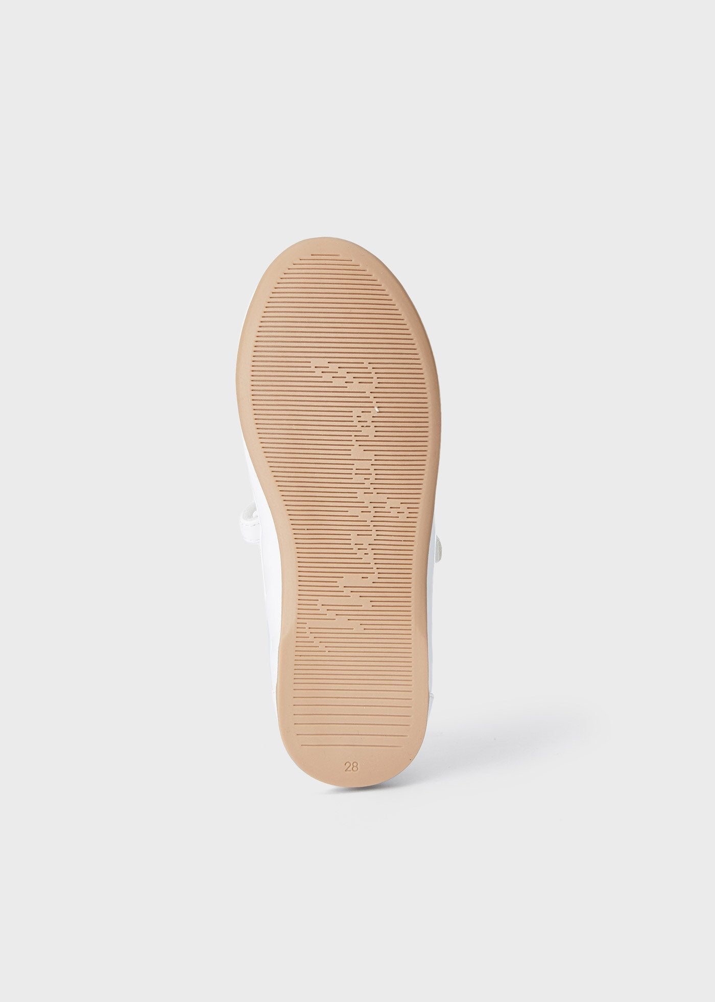 Zapato flores perforadas, fondo plata