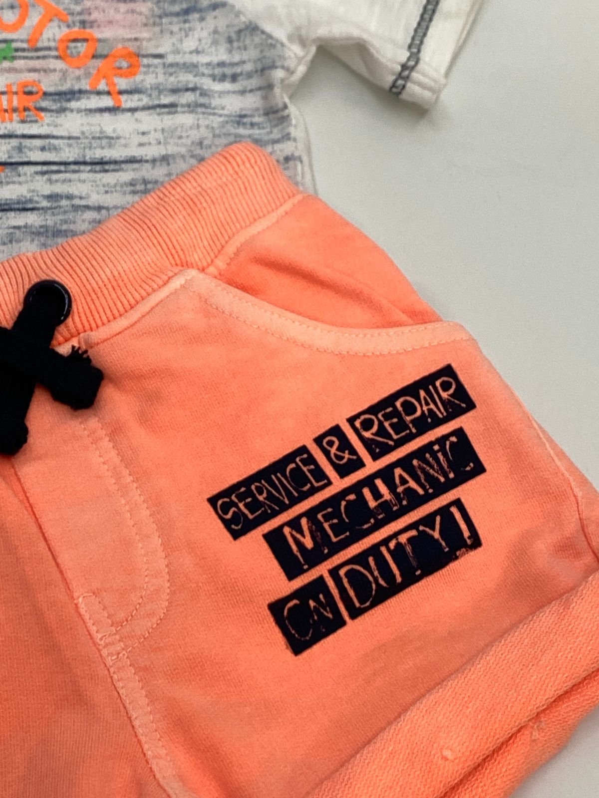 Conjunto camiseta blanca y short naranja con jareta