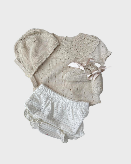 conjunto beige tejido para bebe.
