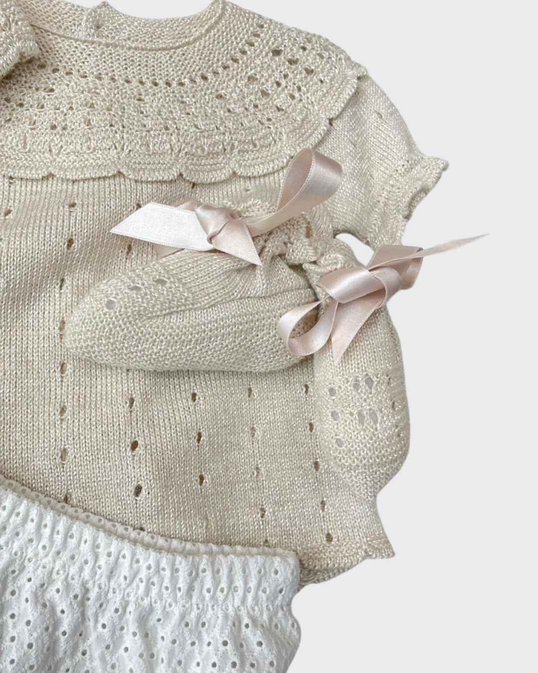 conjunto beige tejido para bebe.