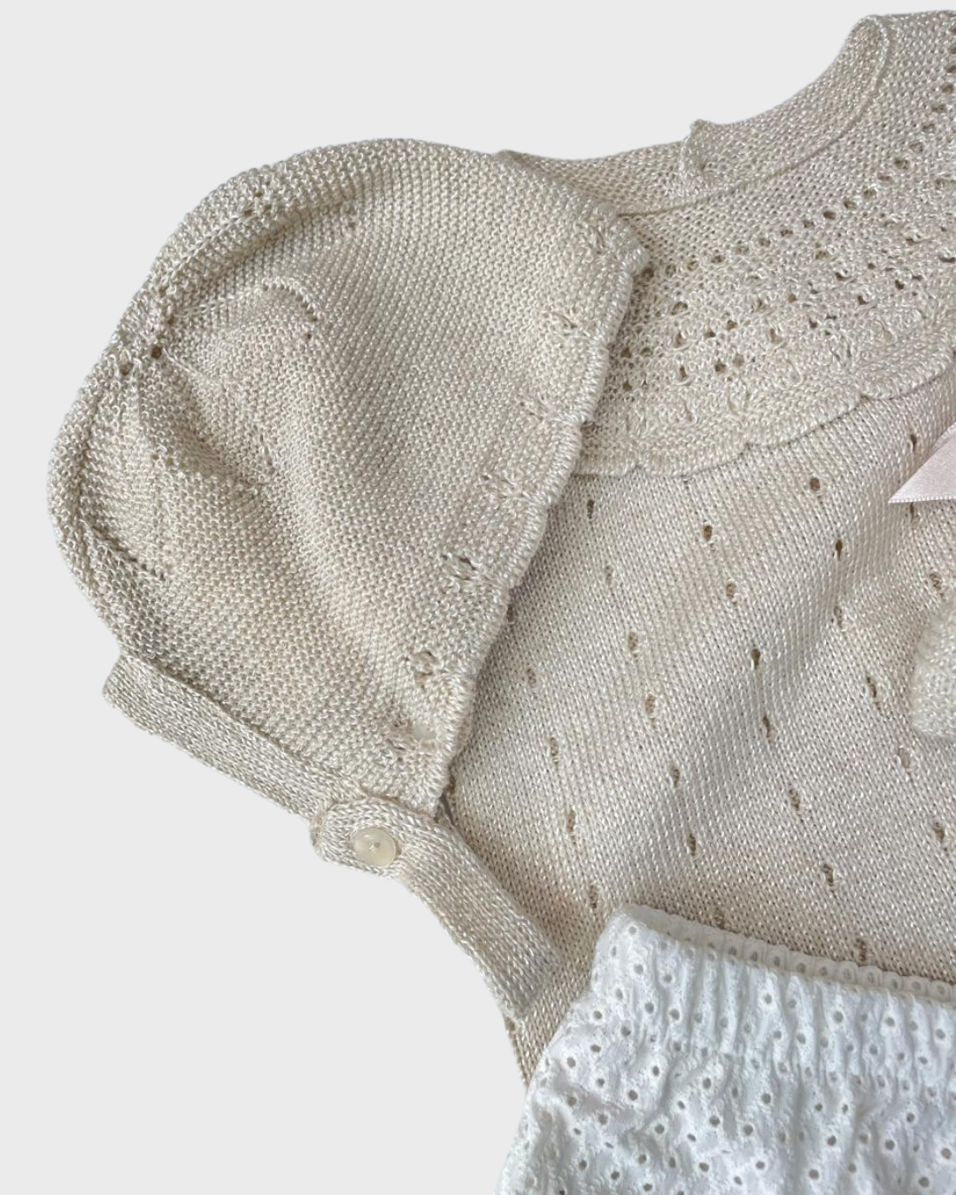 conjunto beige tejido para bebe.