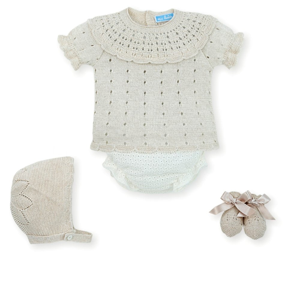 conjunto beige tejido para bebe.