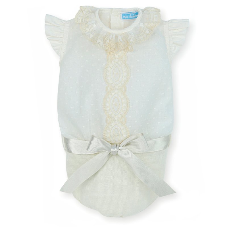 pelele corto crudo, talle punto roto, encaje en la parte de abajo