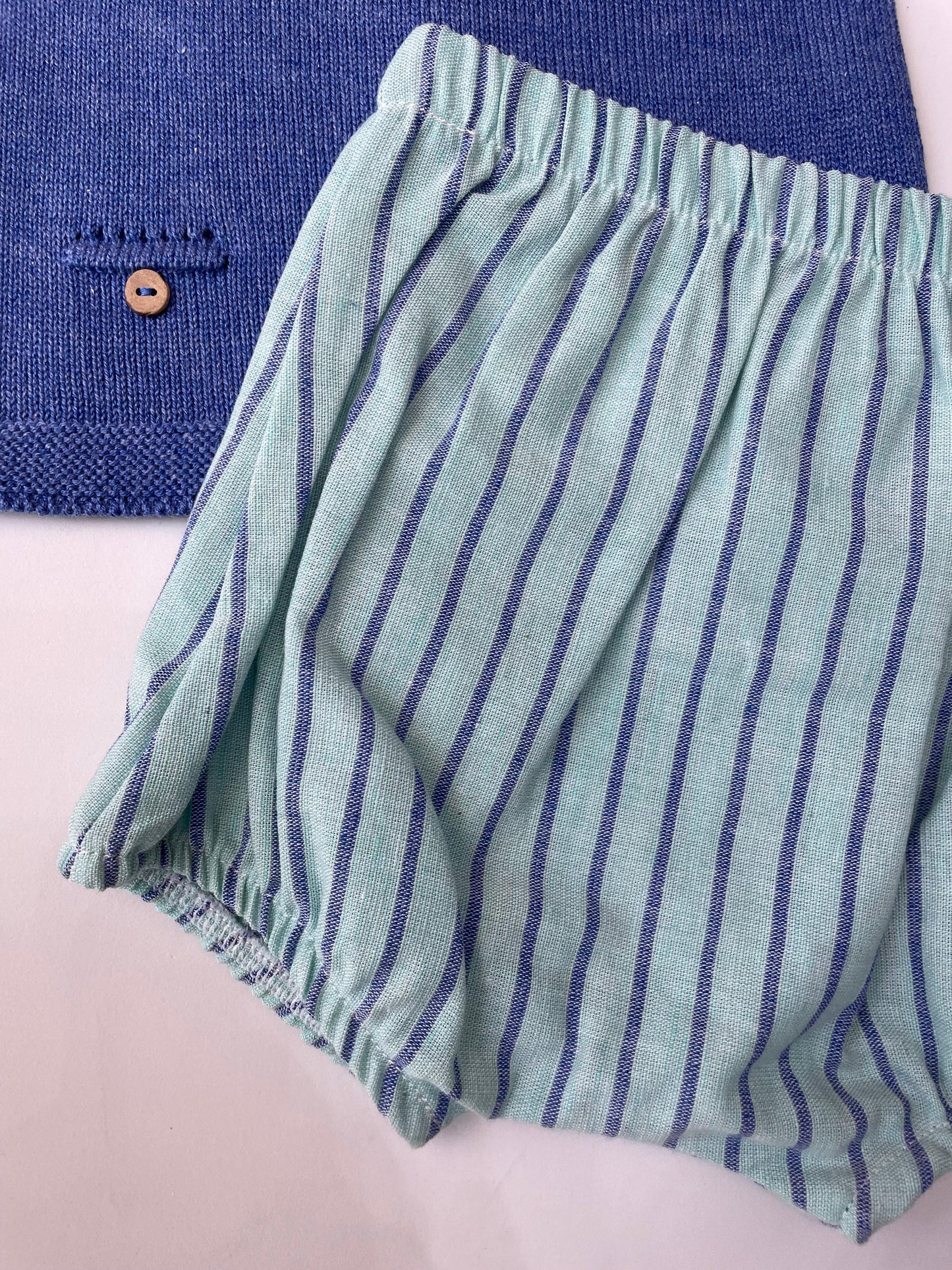 Conjunto playera punto con cuello blanco y calzon a rayas