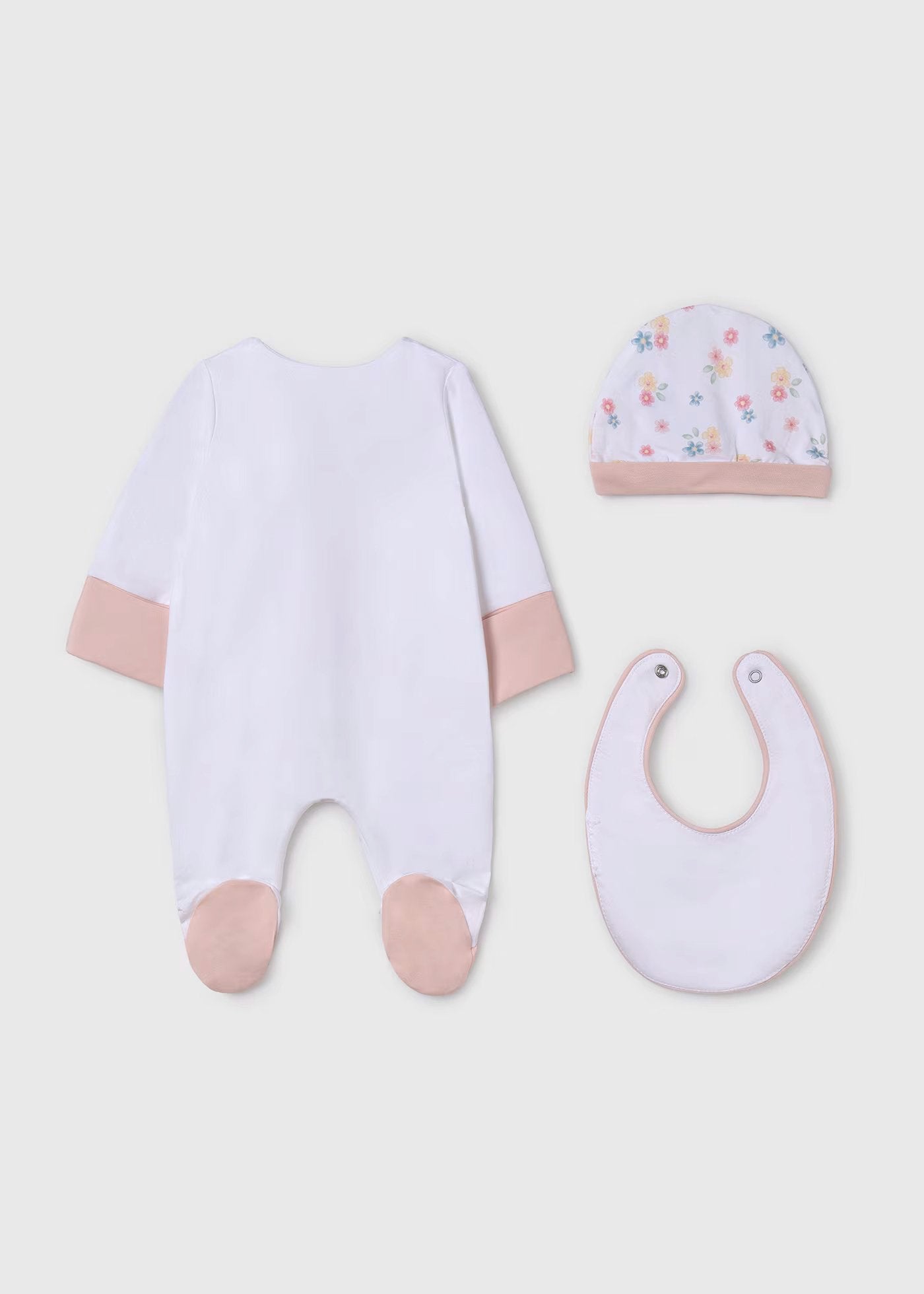 Conjunto pelele con babero y gorrito, blanco rosa conejos