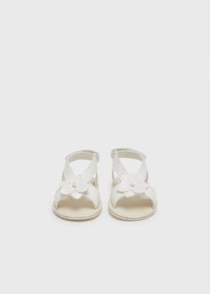 sandalia blanca con flor velcro