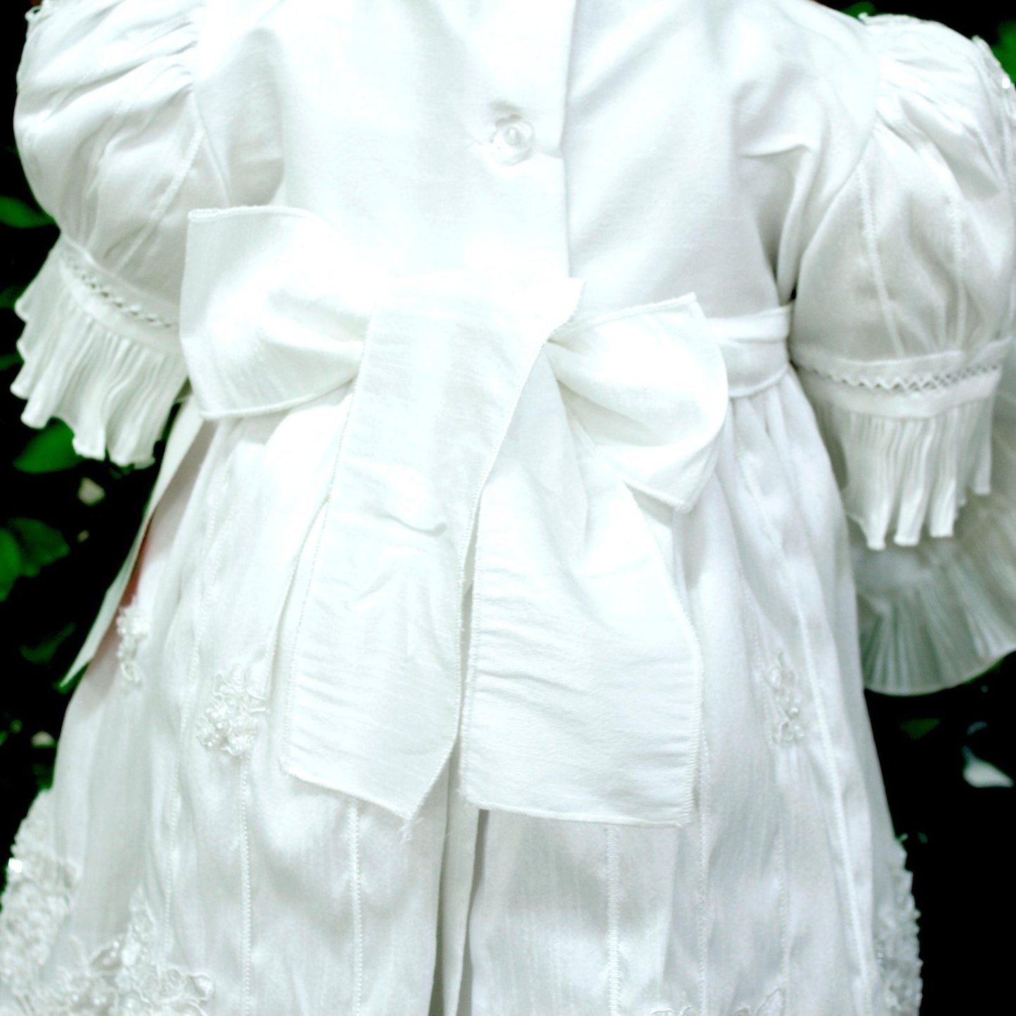 ropon bautizo color blanco, aplicación parte baja