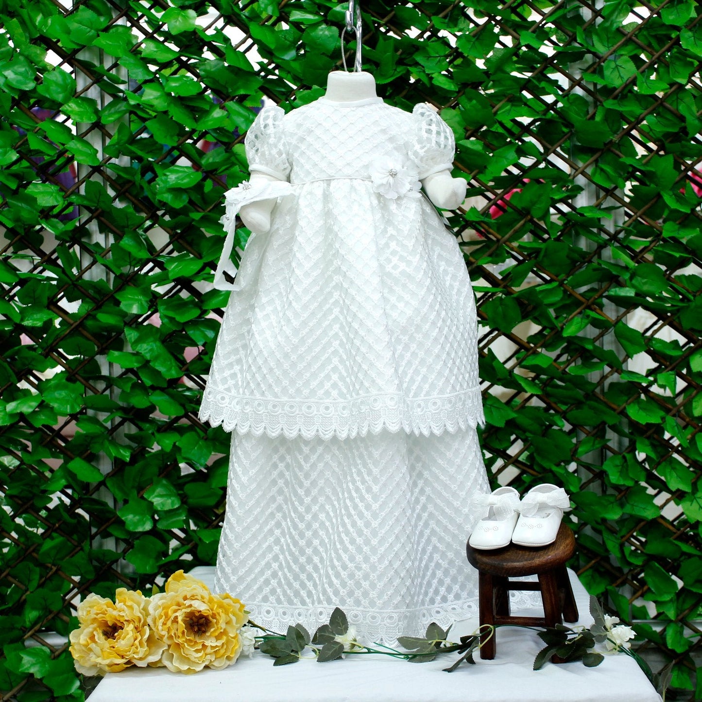 ropon color blanco, 3 flores con perlas