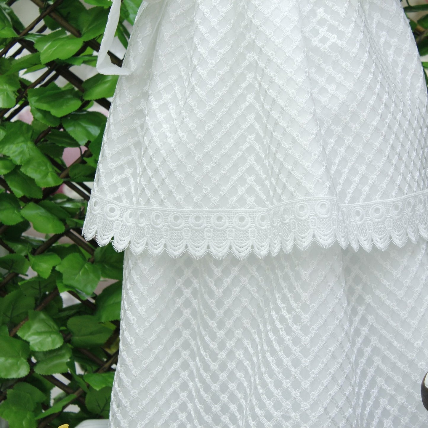 ropon color blanco, 3 flores con perlas