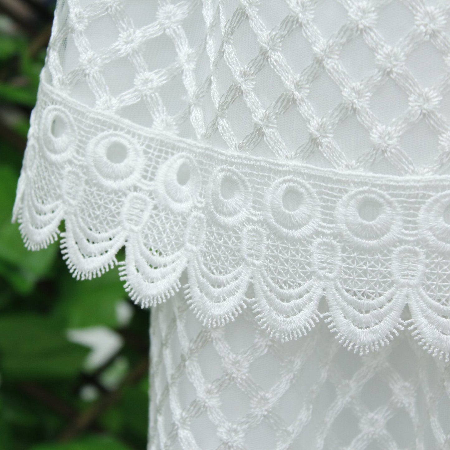 ropon color blanco, 3 flores con perlas