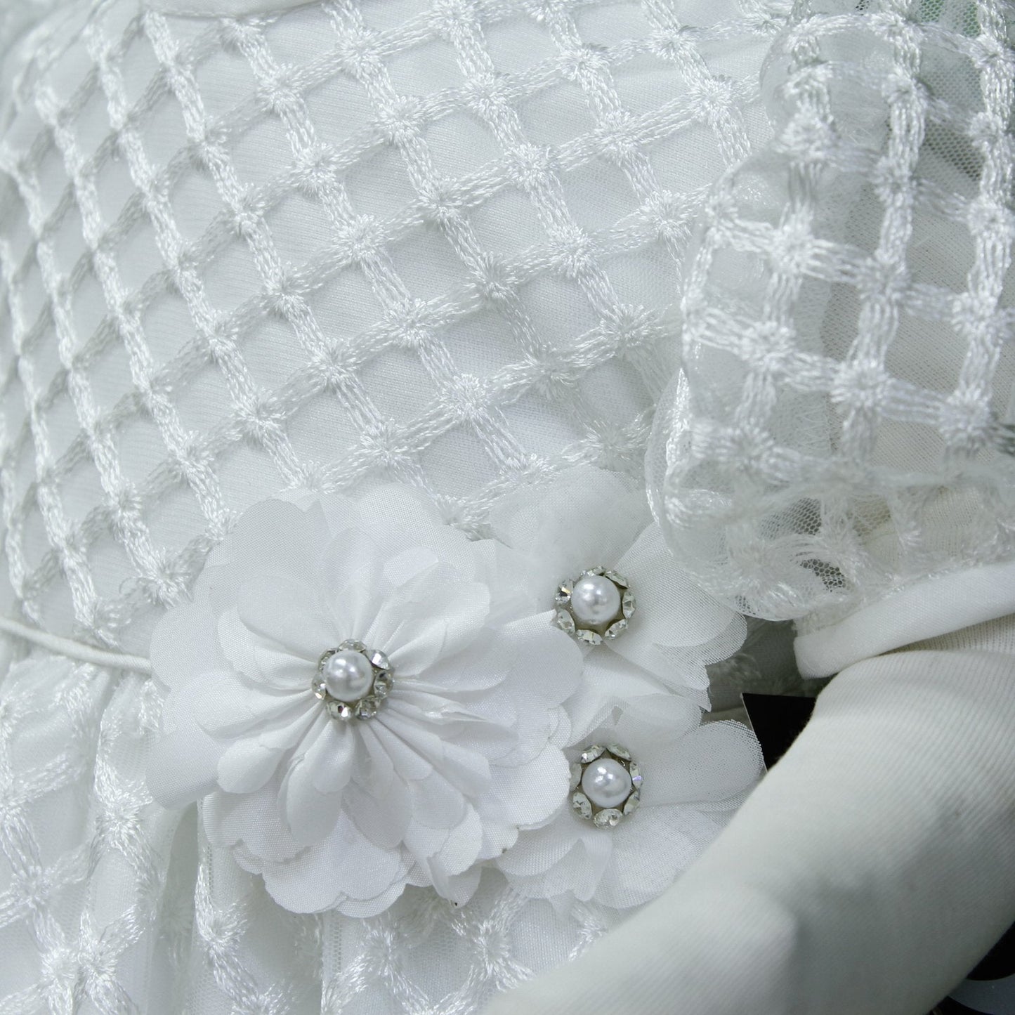 ropon color blanco, 3 flores con perlas