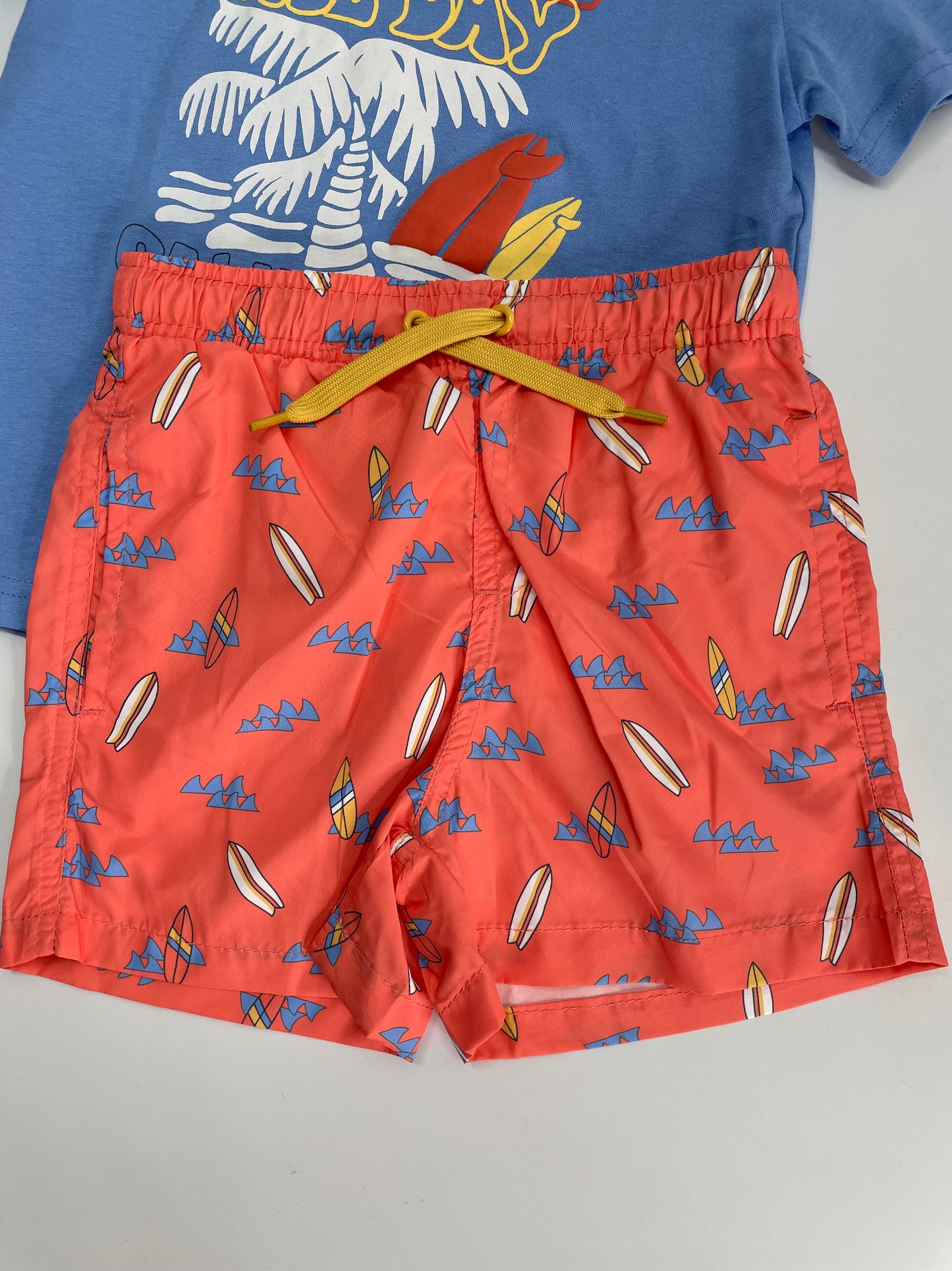 Traje de baño azul y naranja
