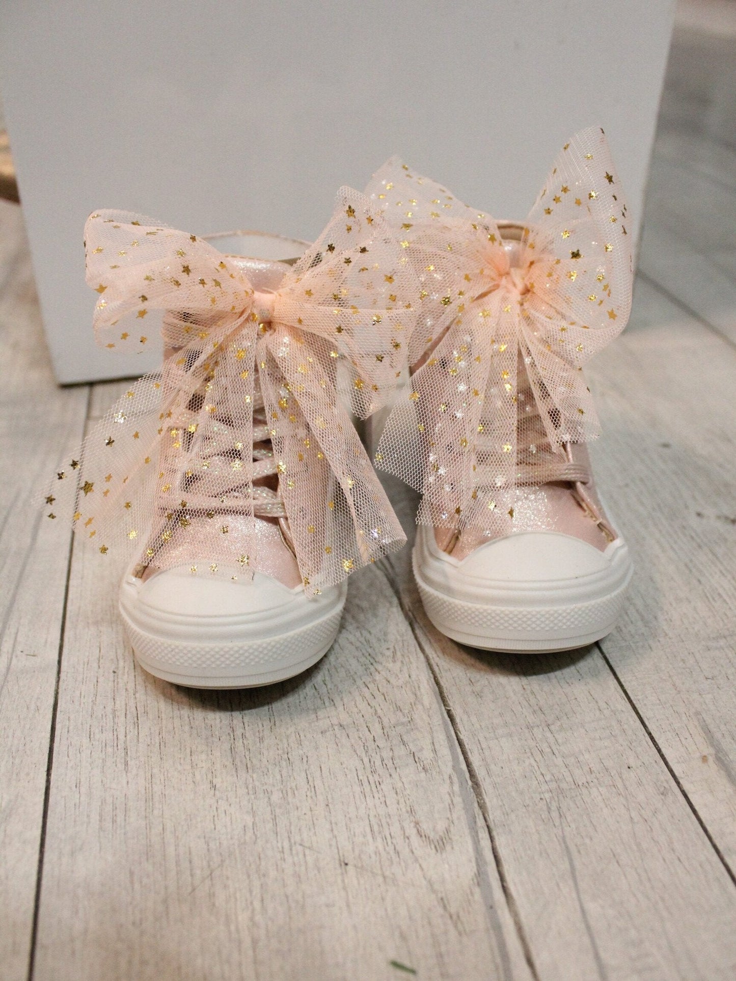 bota color rosa con moño de tul estrellas doradas