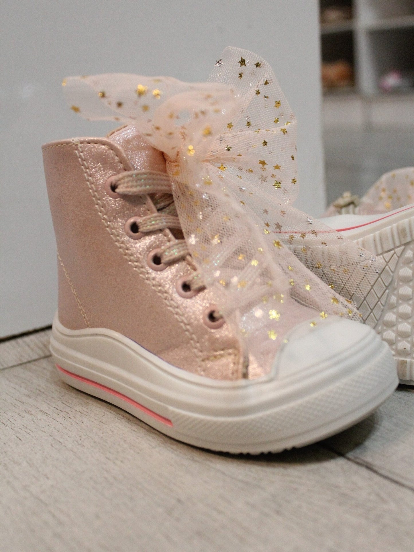 bota color rosa con moño de tul estrellas doradas
