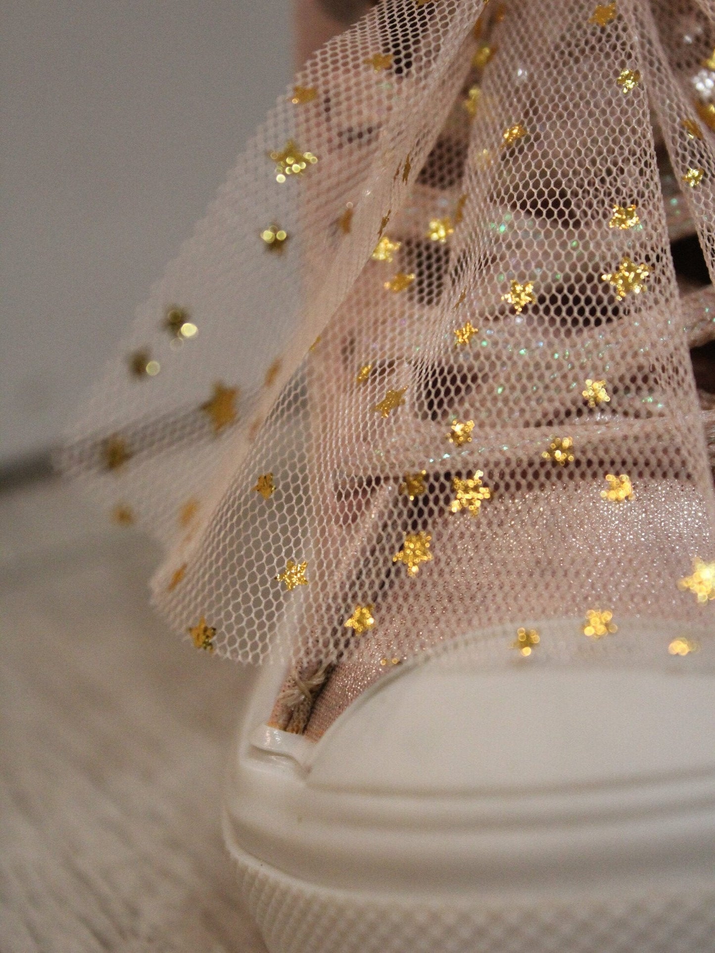 bota color rosa con moño de tul estrellas doradas