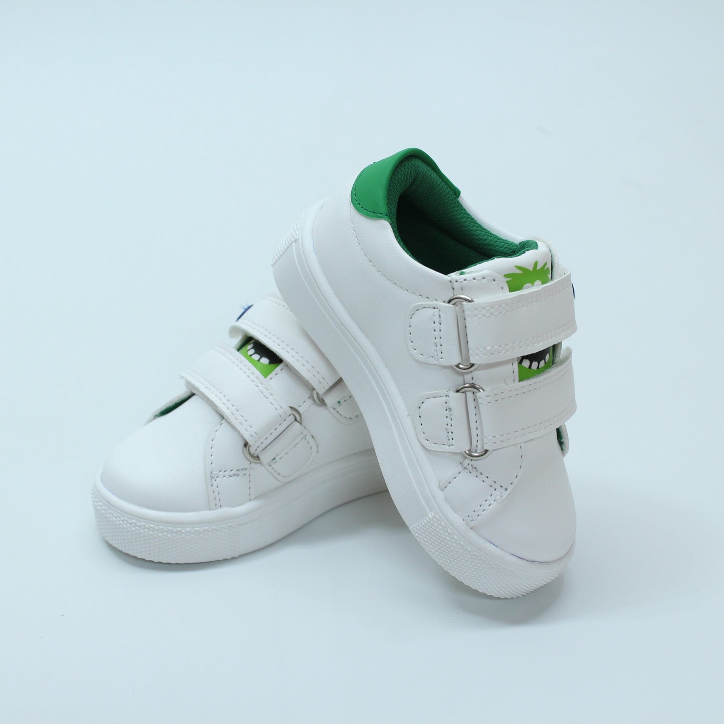 Tenis color blanco, cierre de velcro, monster squad para niño