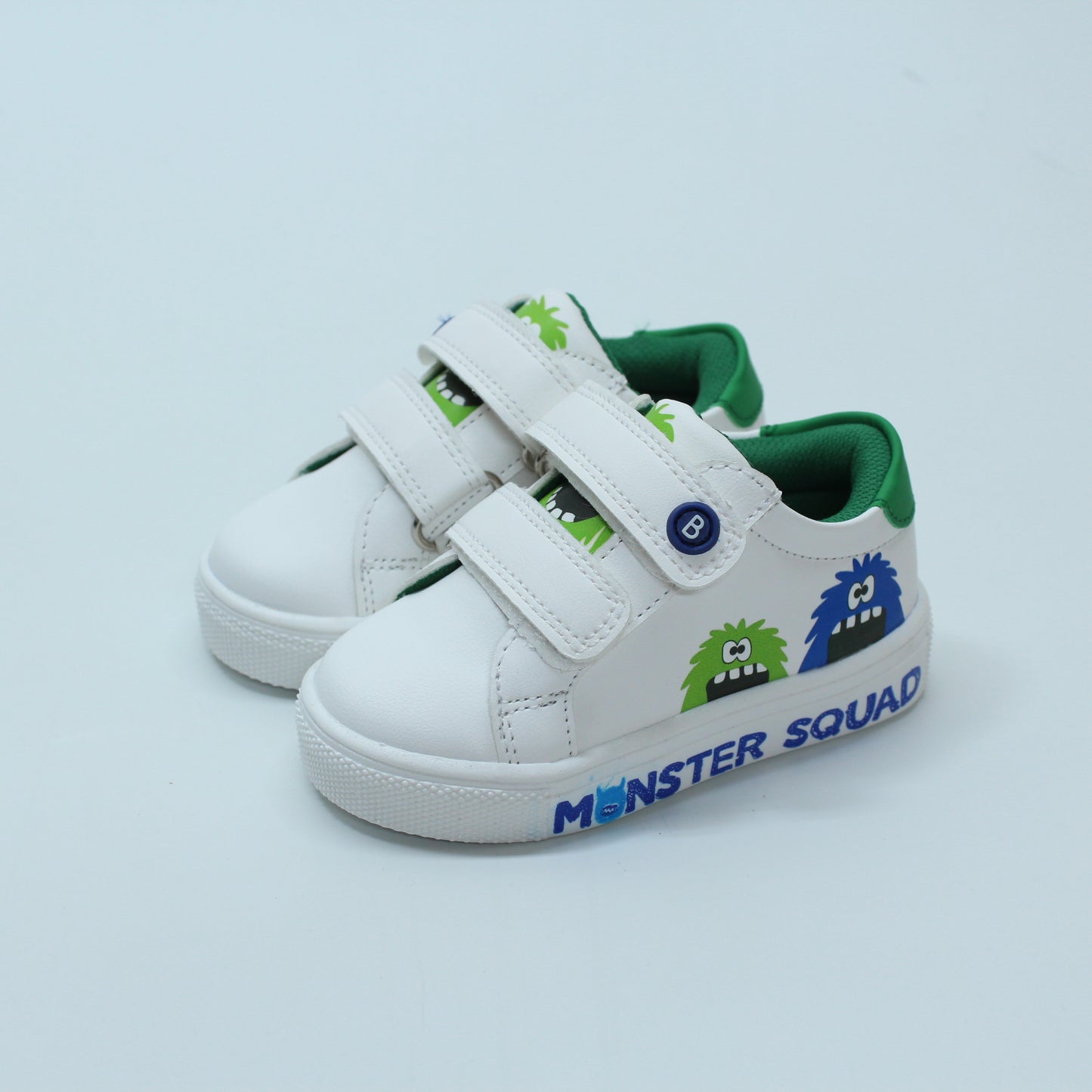 Tenis color blanco, cierre de velcro, monster squad para niño