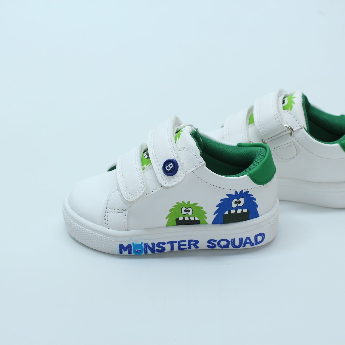 Tenis color blanco, cierre de velcro, monster squad para niño