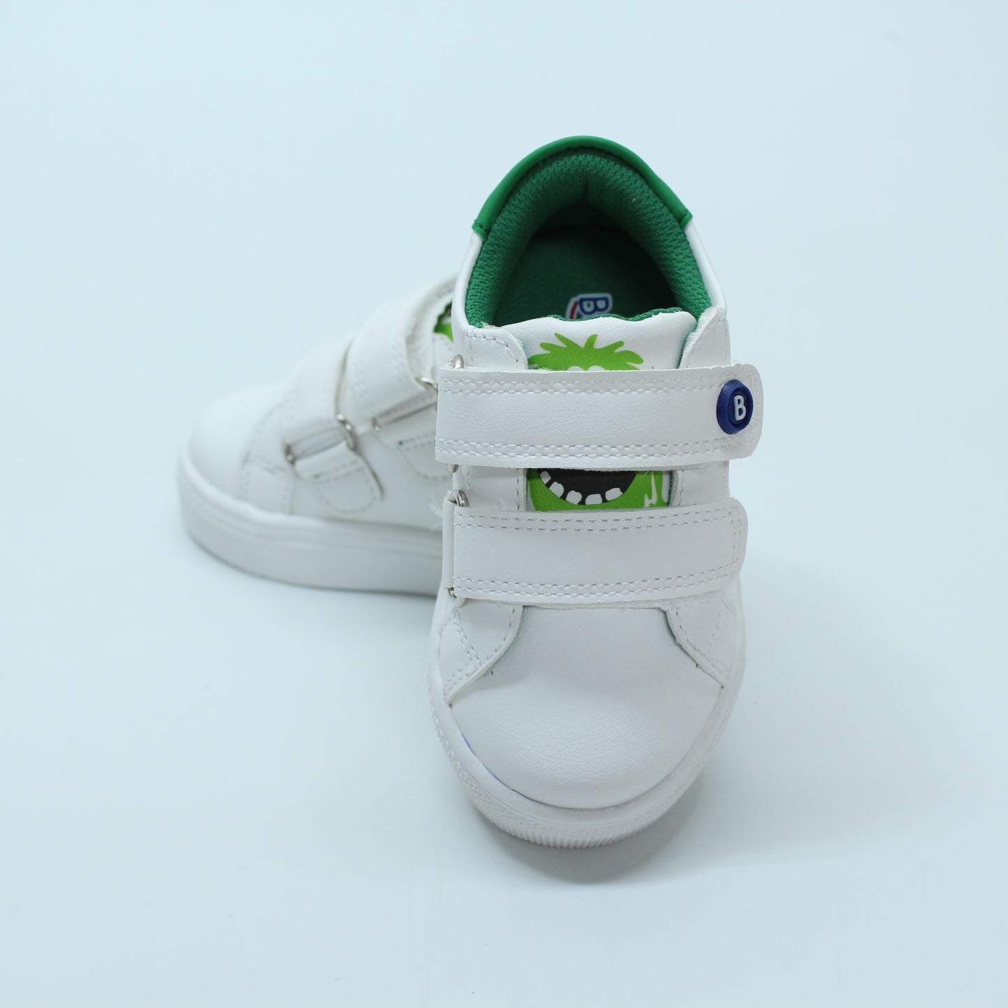 Tenis color blanco, cierre de velcro, monster squad para niño