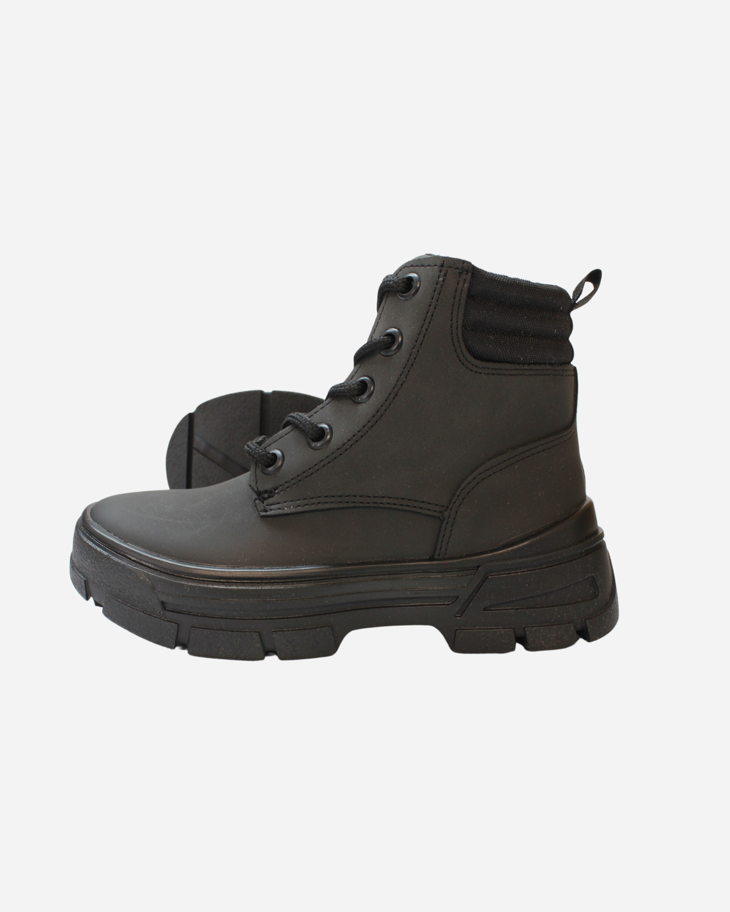 Zapato alto tipo bota negro con cordones